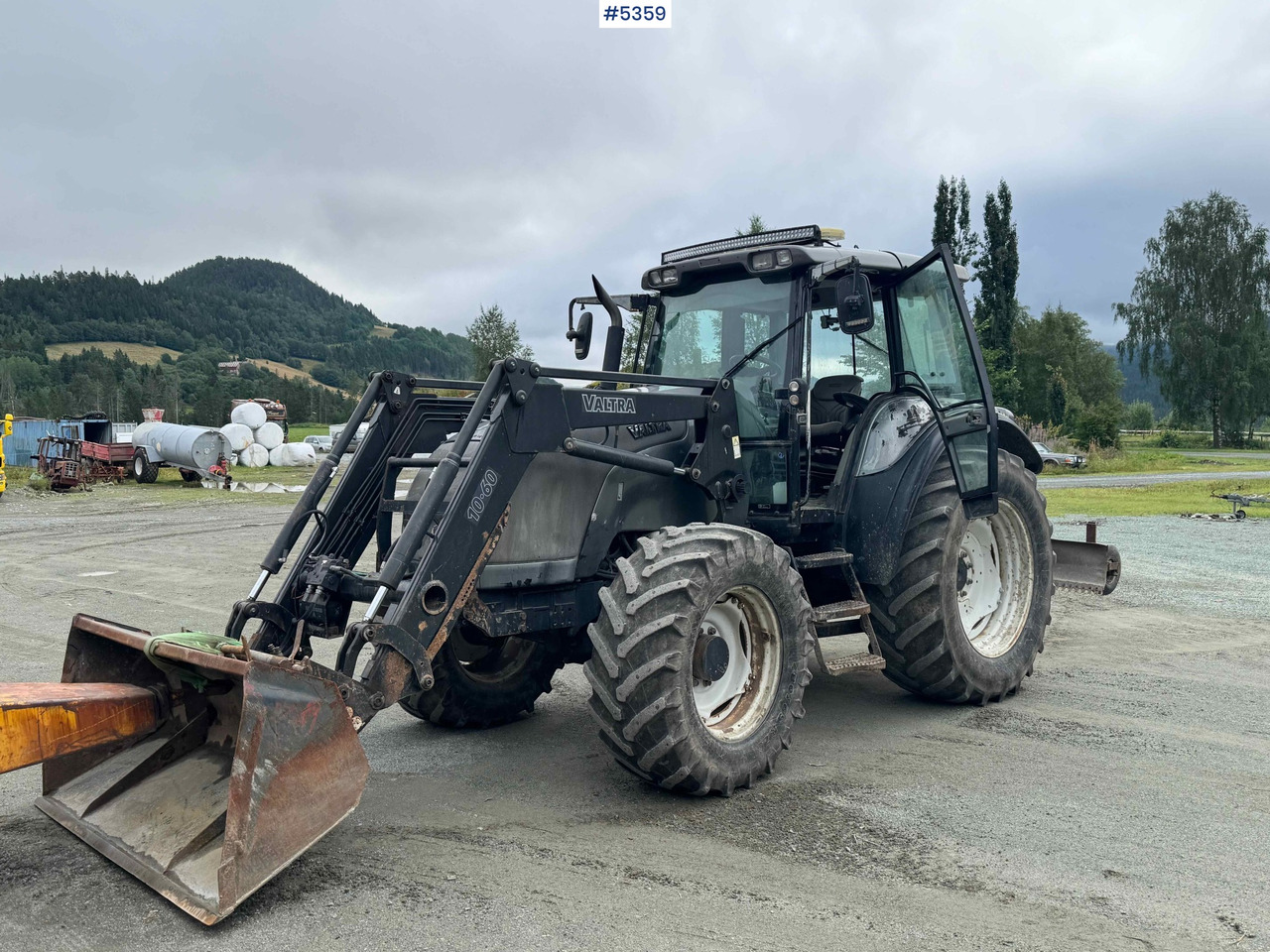 2004 Valtra M120-4 w/ loader and bucket - Traktor: slika 1 2004 Valtra M120-4 w/ loader and bucket - Traktor: slika 1