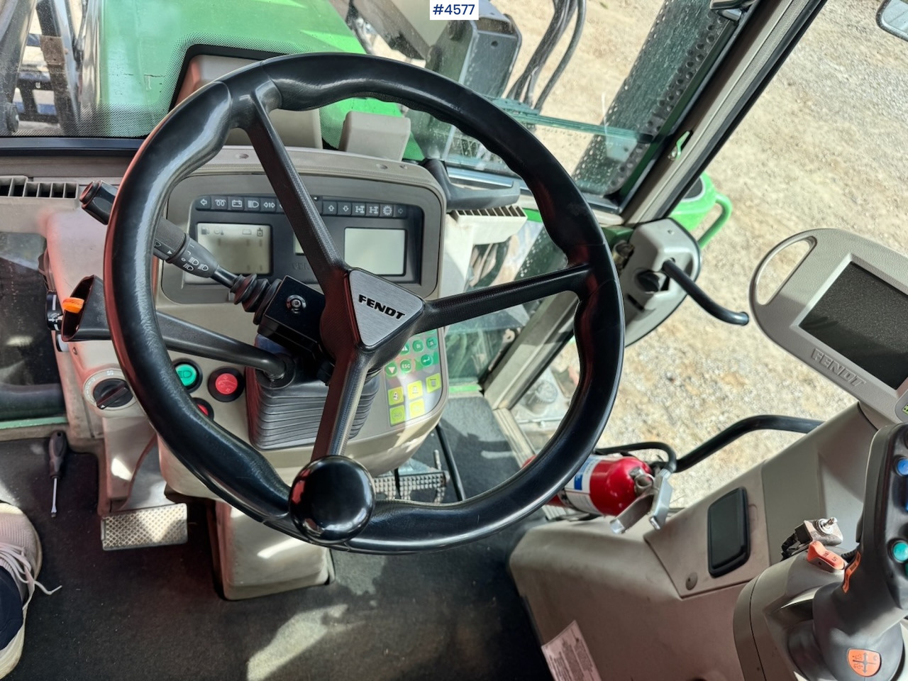 Traktor 2009 Fendt 415 Vario 4x4 w/ Front hydraulics and Front loader.: slika 25