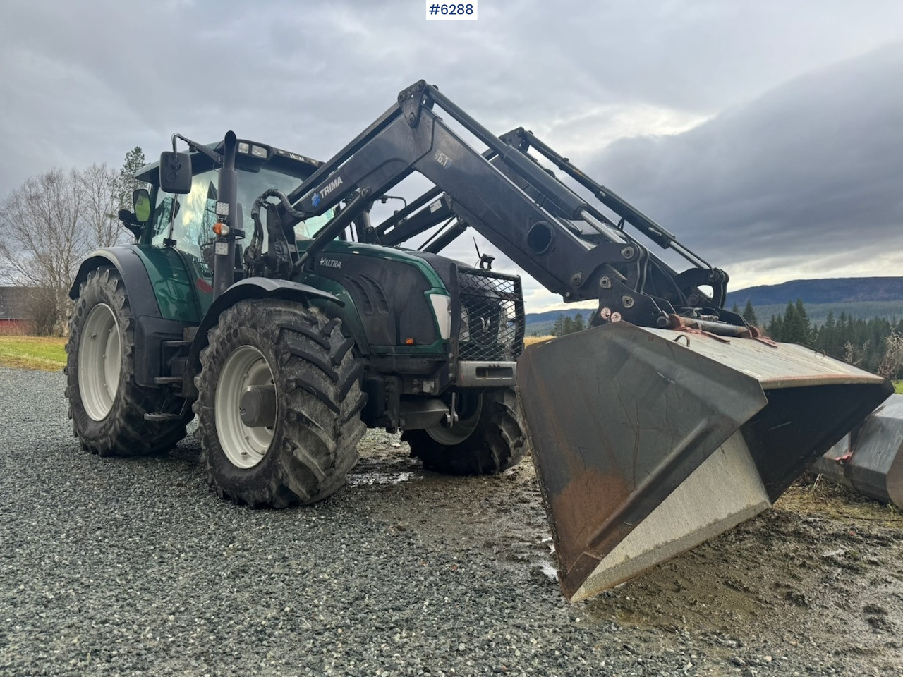 2013 Valtra T203 w/ Trima front loader, snow bucket, gravel bucket, pallet forks and timber clamp! - Traktor: slika 1 2013 Valtra T203 w/ Trima front loader, snow bucket, gravel bucket, pallet forks and timber clamp! - Traktor: slika 1