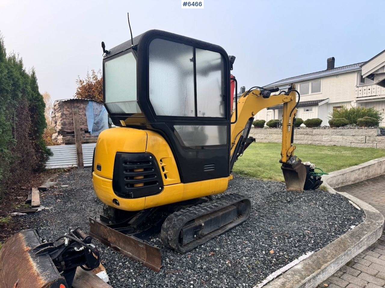 Approx. 2004 CAT 301.8 Mini excavator w/ 4 buckets and grapple. - Bager: slika 3 Approx. 2004 CAT 301.8 Mini excavator w/ 4 buckets and grapple. - Bager: slika 3