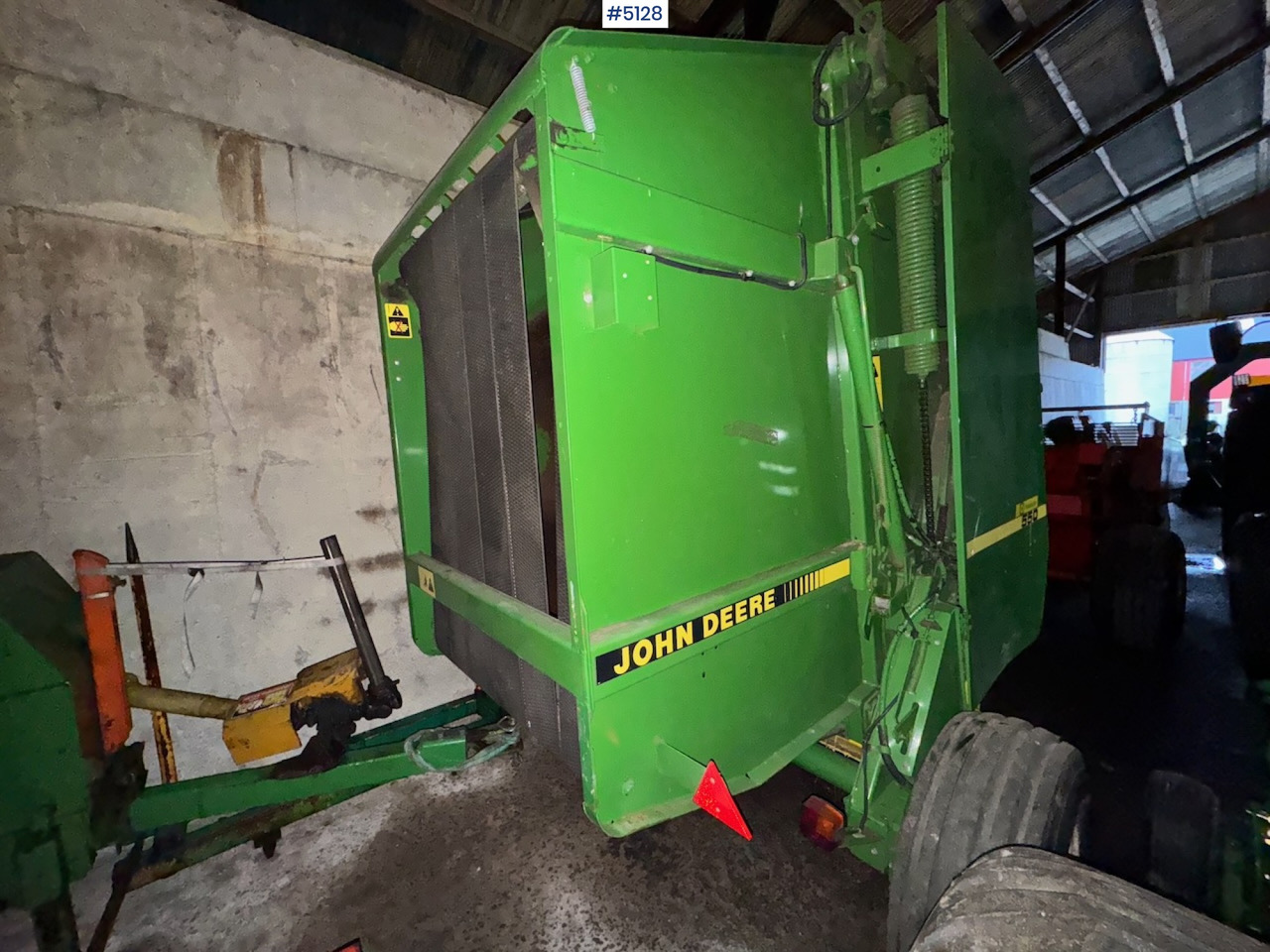 John Deere 550 Round Baler - Oprema za prevrtanje i razlaganje: slika 3 John Deere 550 Round Baler - Oprema za prevrtanje i razlaganje: slika 3