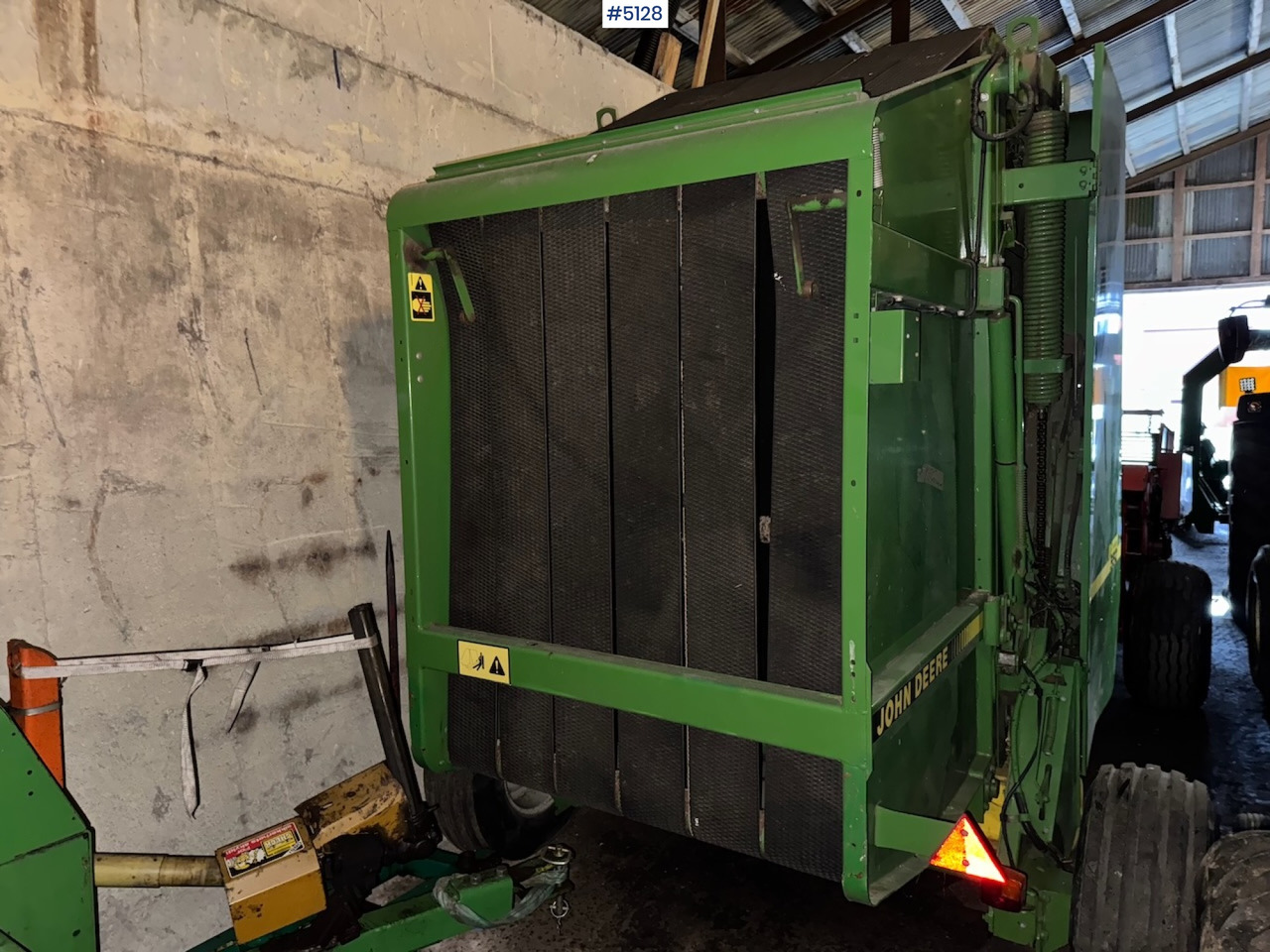 John Deere 550 Round Baler - Oprema za prevrtanje i razlaganje: slika 1 John Deere 550 Round Baler - Oprema za prevrtanje i razlaganje: slika 1