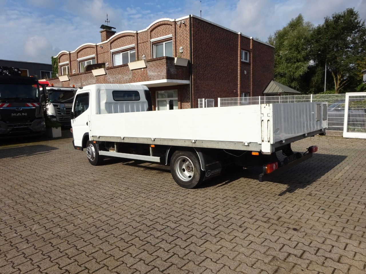 FUSO CANTER 7C15 Pritsche 4x2 - Dostavno vozilo sa otvorenom sandukom: slika 5 FUSO CANTER 7C15 Pritsche 4x2 - Dostavno vozilo sa otvorenom sandukom: slika 5