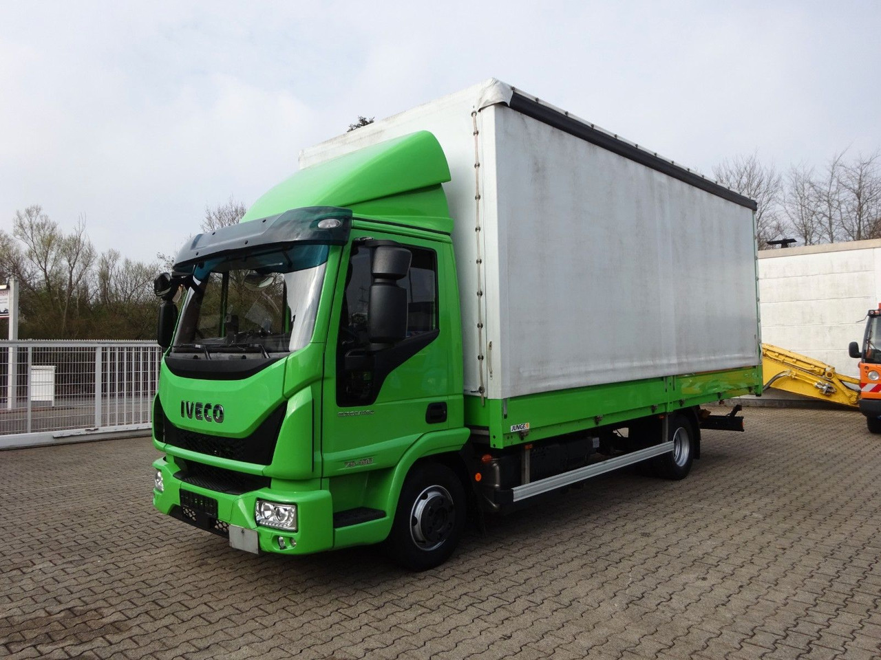 Iveco 75-190 Eurocargo 4x2 - Dostavno vozilo sa ceradom: slika 2 Iveco 75-190 Eurocargo 4x2 - Dostavno vozilo sa ceradom: slika 2