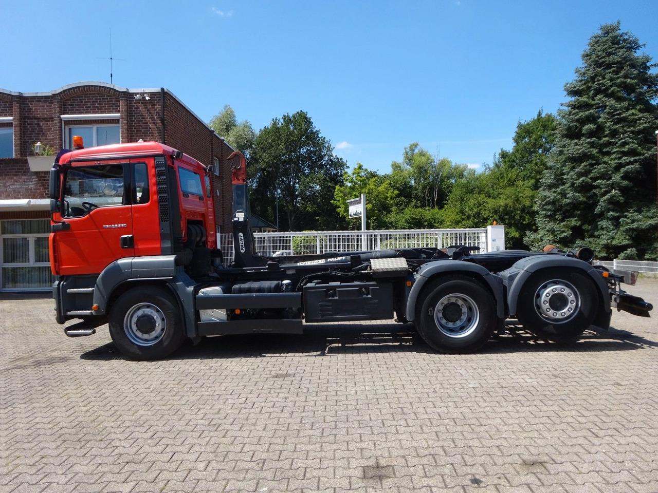 MAN 26.360 TGA PALFINGER Abroller 6x2-4 Hydrodrive - Kamion sa hidrauličnom kukom: slika 1 MAN 26.360 TGA PALFINGER Abroller 6x2-4 Hydrodrive - Kamion sa hidrauličnom kukom: slika 1