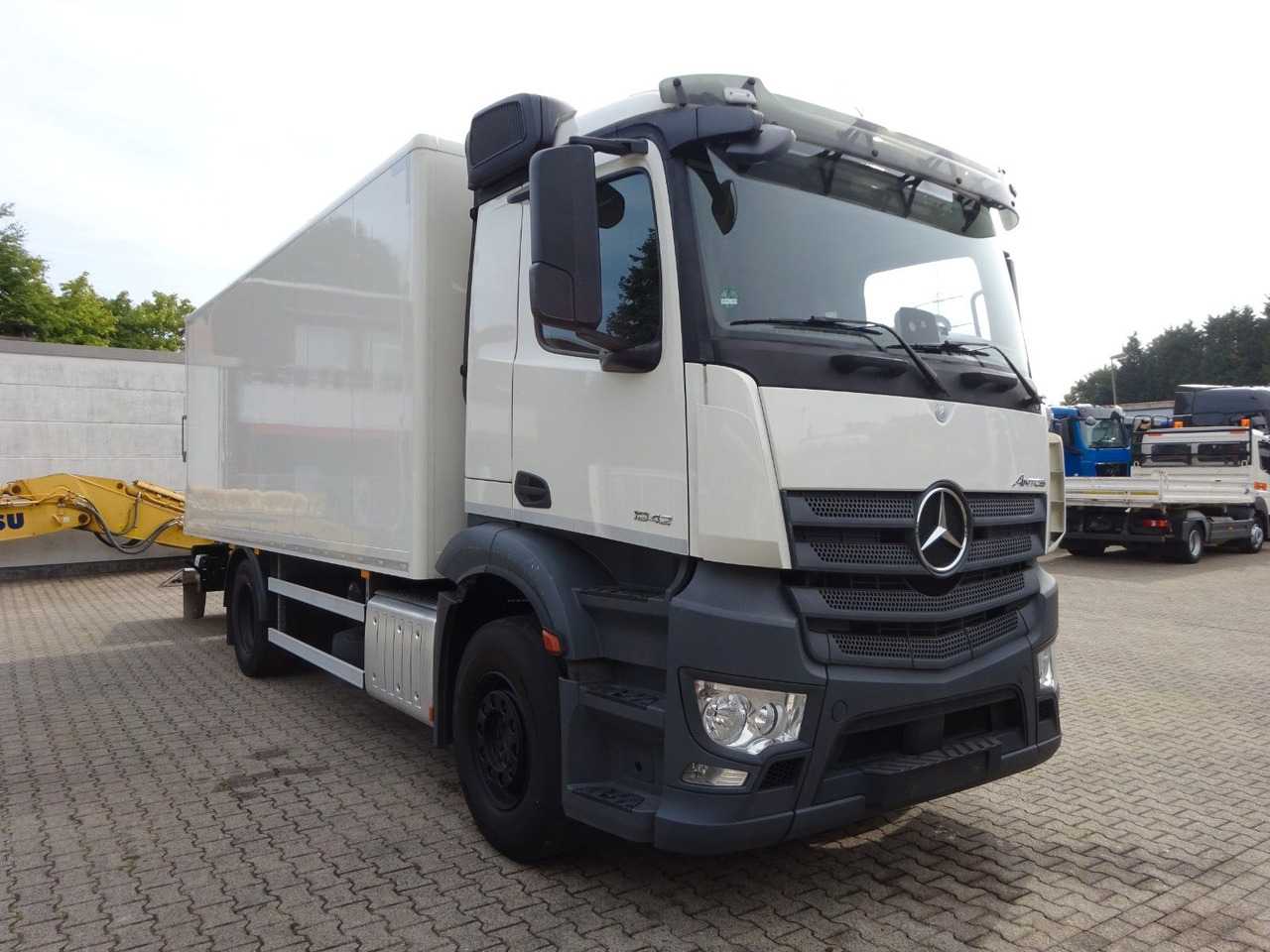 Mercedes-Benz 1842 Antos Koffer + BÄR Ladebordwand 4x2 - Kamion sa zatvorenim sandukom: slika 1 Mercedes-Benz 1842 Antos Koffer + BÄR Ladebordwand 4x2 - Kamion sa zatvorenim sandukom: slika 1