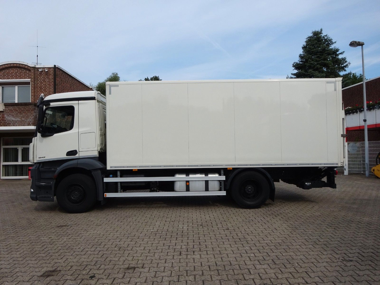 Mercedes-Benz 1842 Antos Koffer + BÄR Ladebordwand 4x2 - Kamion sa zatvorenim sandukom: slika 2 Mercedes-Benz 1842 Antos Koffer + BÄR Ladebordwand 4x2 - Kamion sa zatvorenim sandukom: slika 2