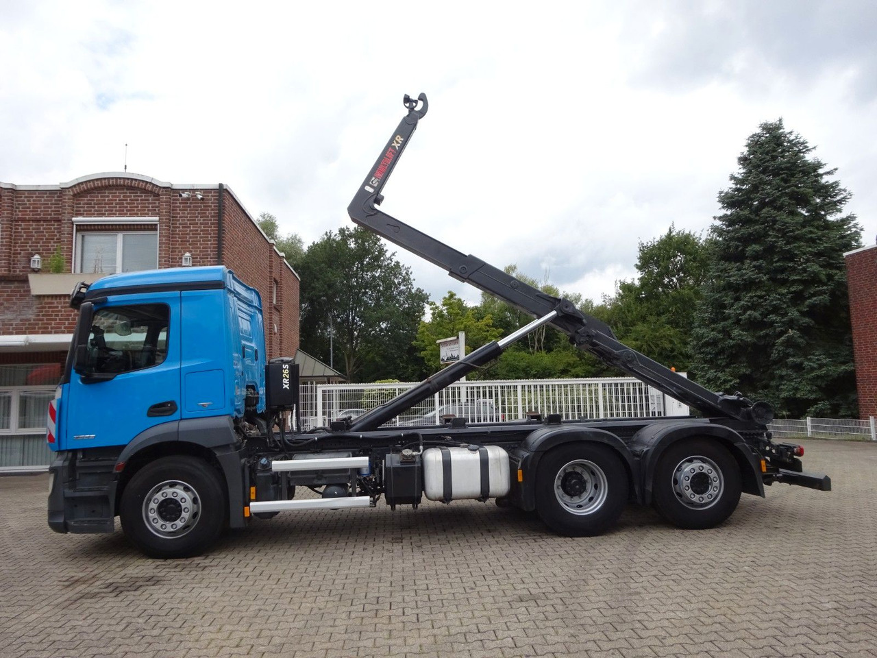 Mercedes-Benz 2533 Antos MULTILIFT Abroller 6x2 - Kamion sa hidrauličnom kukom: slika 2 Mercedes-Benz 2533 Antos MULTILIFT Abroller 6x2 - Kamion sa hidrauličnom kukom: slika 2