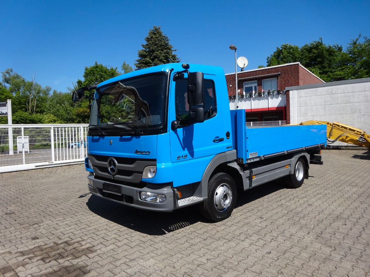 Mercedes-Benz 818 Atego kurze Pritsche 4.0 Meter - Dostavno vozilo sa otvorenom sandukom: slika 1 Mercedes-Benz 818 Atego kurze Pritsche 4.0 Meter - Dostavno vozilo sa otvorenom sandukom: slika 1