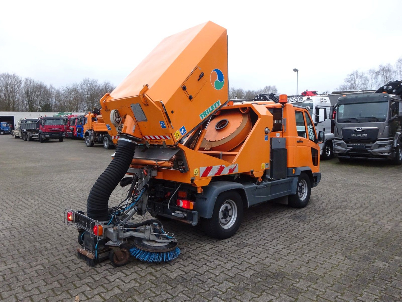 Multicar M30 HAKO FUMO Kehrmaschine+Kipper Wechsel-System - Dostavno vozilo istovarivač: slika 4 Multicar M30 HAKO FUMO Kehrmaschine+Kipper Wechsel-System - Dostavno vozilo istovarivač: slika 4