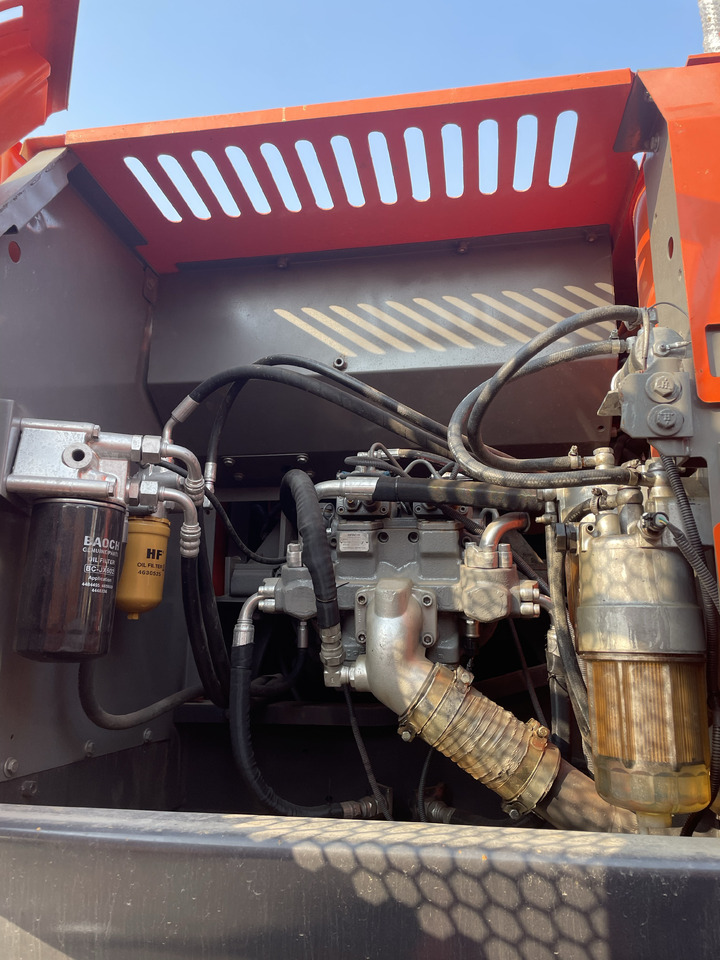 Bager guseničar HITACHI ZX210: slika 6