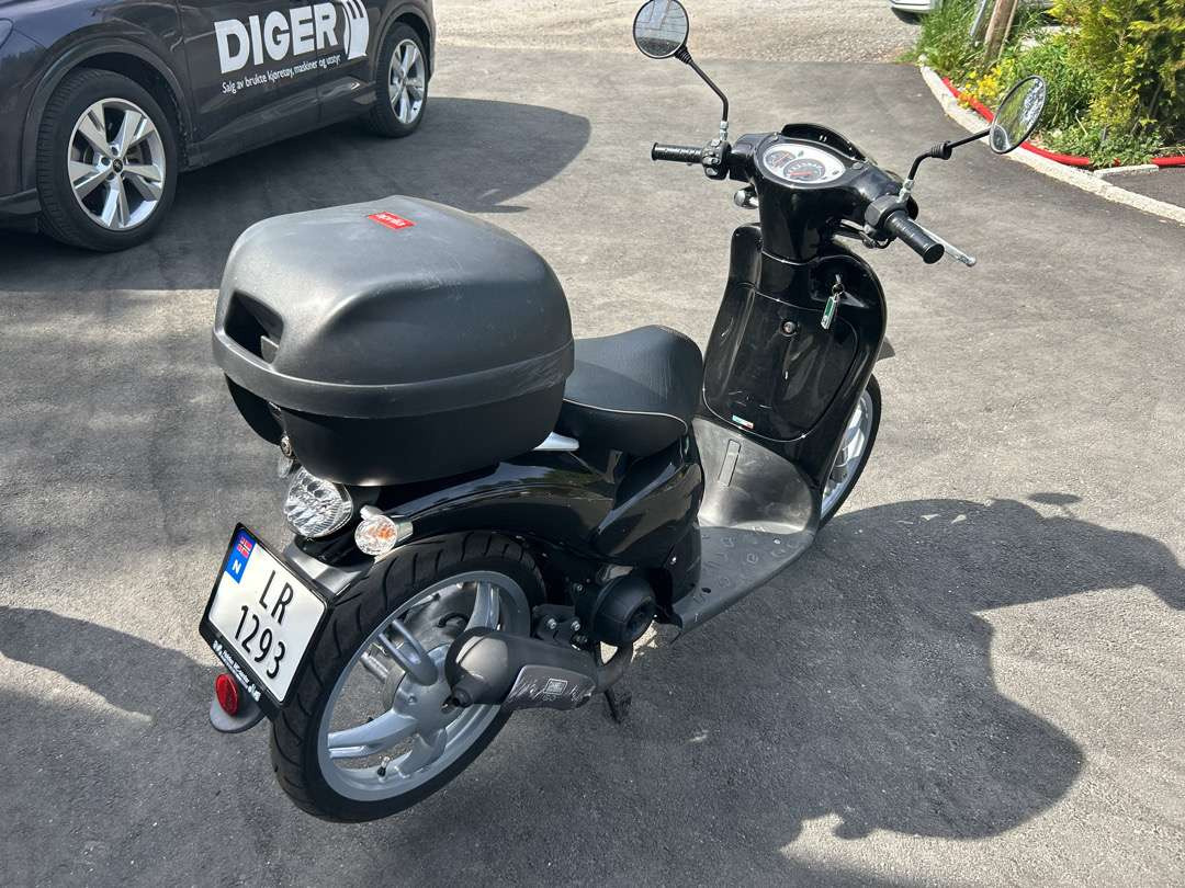 2011 Moped APRILIA APRILIA SCARABEO50 2T NERO APR - Prikolica za motor: slika 3 2011 Moped APRILIA APRILIA SCARABEO50 2T NERO APR - Prikolica za motor: slika 3