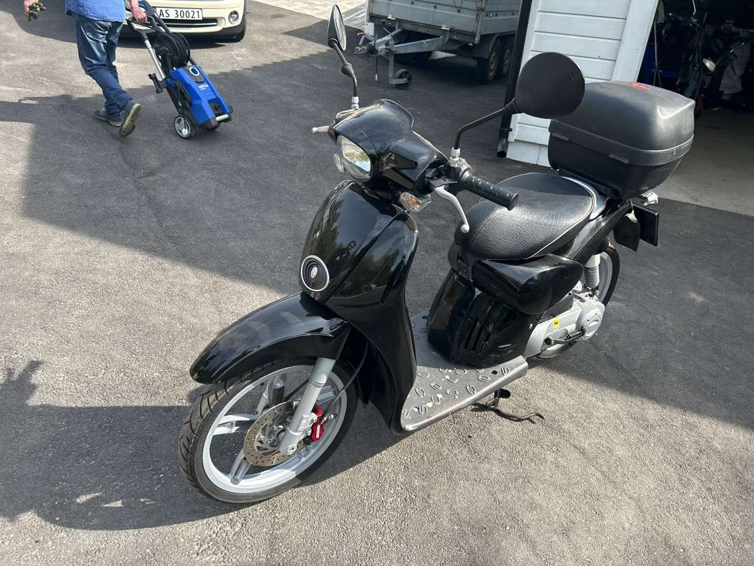 2011 Moped APRILIA APRILIA SCARABEO50 2T NERO APR - Prikolica za motor: slika 1 2011 Moped APRILIA APRILIA SCARABEO50 2T NERO APR - Prikolica za motor: slika 1