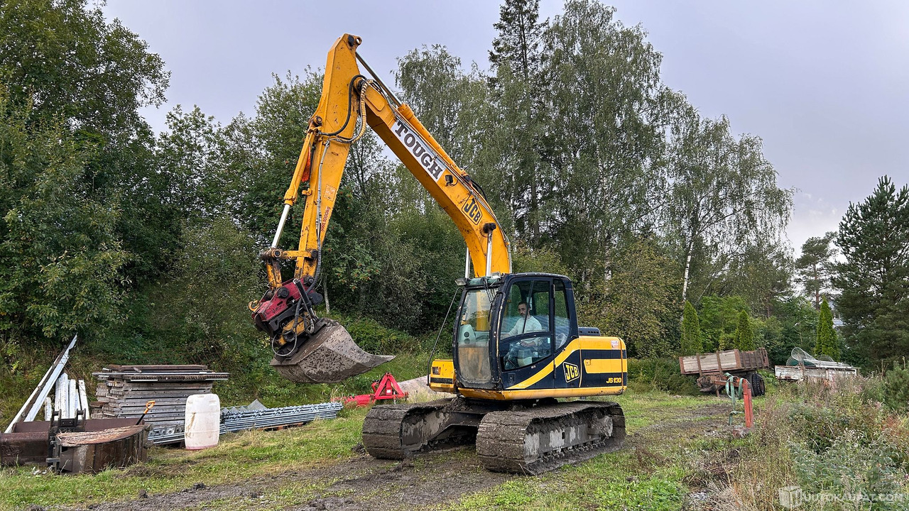 Tela-alustainen kaivinkone, JCB JS130, vm. 2003, sekä kolme kauhaa ja koura, Nousiainen - Građevinska mašina: slika 2 Tela-alustainen kaivinkone, JCB JS130, vm. 2003, sekä kolme kauhaa ja koura, Nousiainen - Građevinska mašina: slika 2