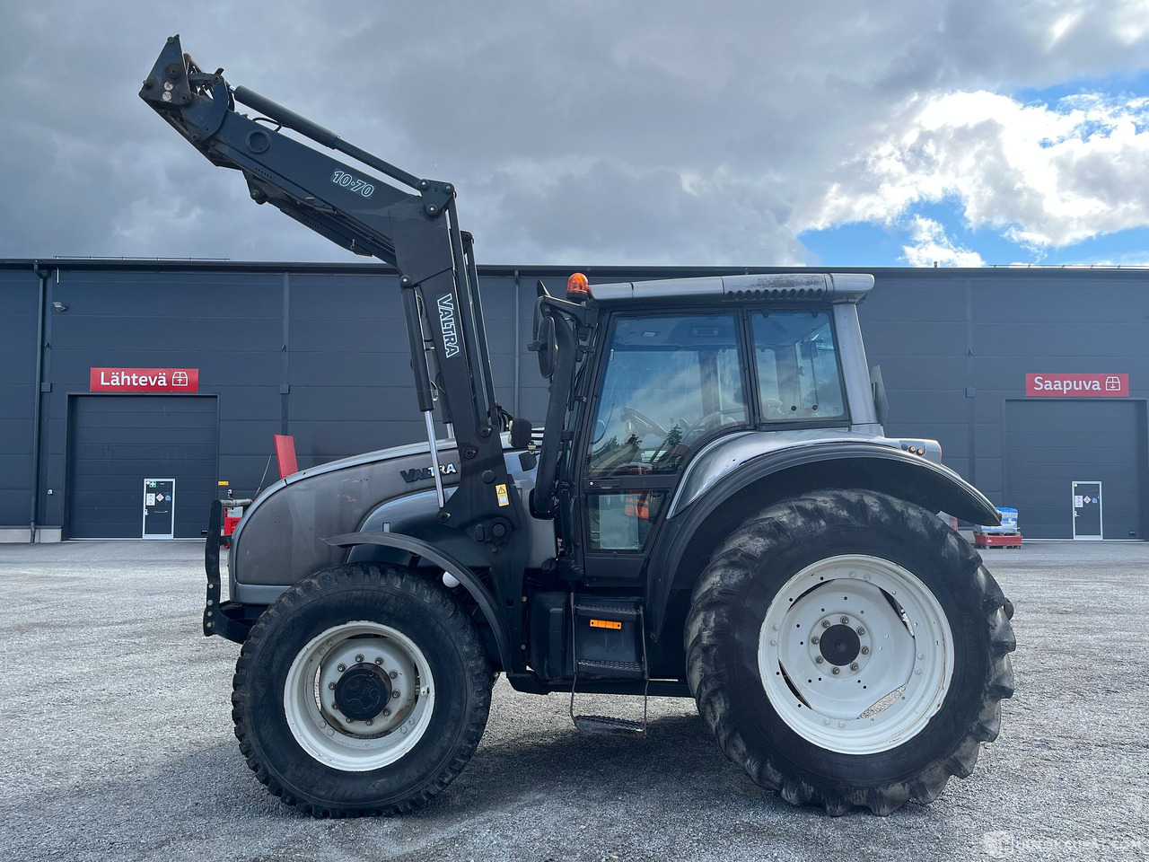 Valtra M130, traktori kuormaajalla, 4755h, 2005, Hämeenlinna - Poljoprivredna mašina: slika 4 Valtra M130, traktori kuormaajalla, 4755h, 2005, Hämeenlinna - Poljoprivredna mašina: slika 4