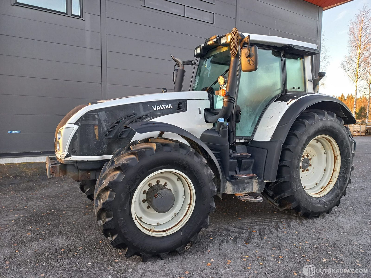 Valtra T213 VERSU, 2013, 11 100 h, Joensuu - Traktor: slika 1 Valtra T213 VERSU, 2013, 11 100 h, Joensuu - Traktor: slika 1