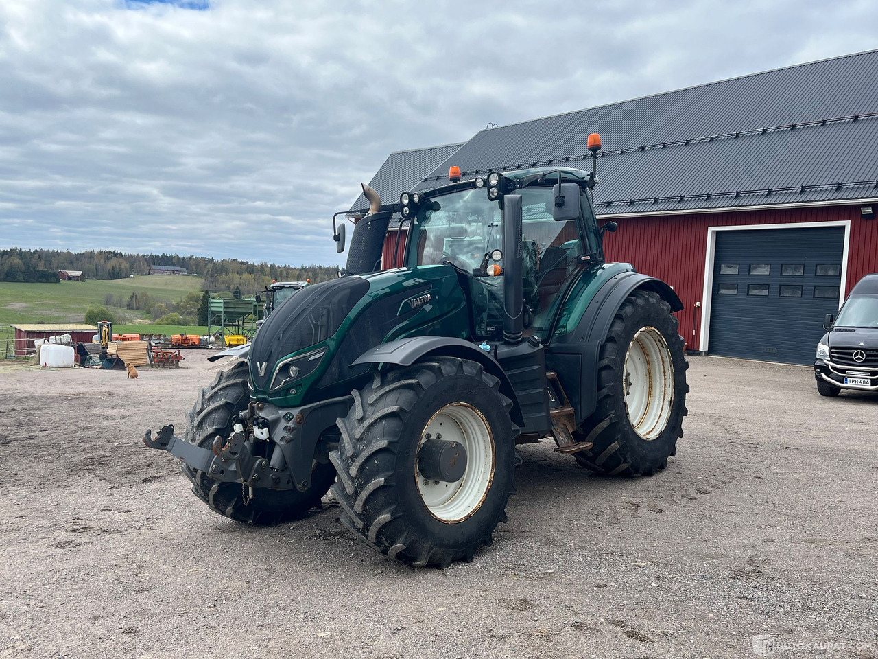 Valtra T234 Versu, traktori etunostolaitteella ja taakseajolaitteilla, 2015, Vantaa - Traktor: slika 1 Valtra T234 Versu, traktori etunostolaitteella ja taakseajolaitteilla, 2015, Vantaa - Traktor: slika 1
