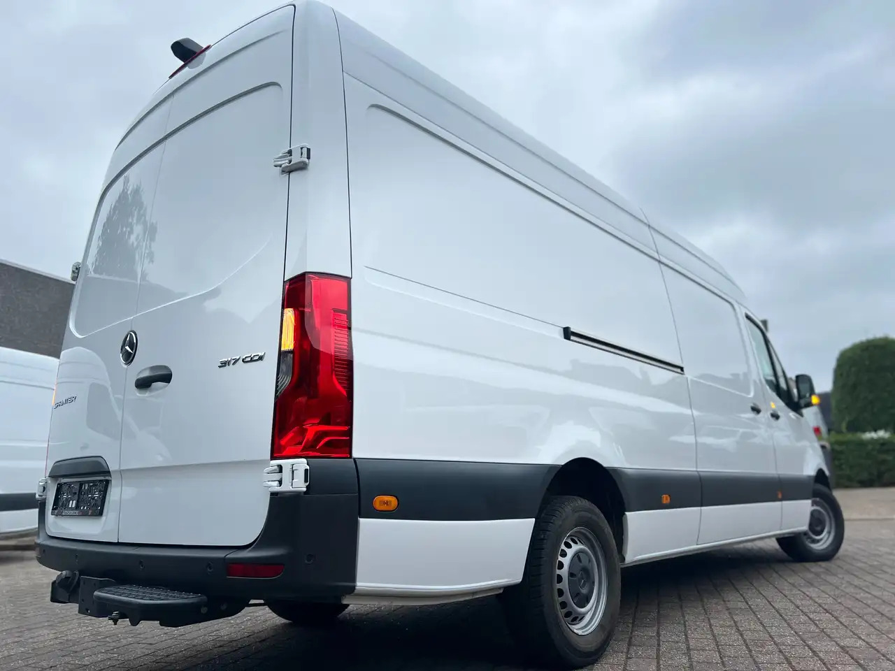 Mercedes-Benz Sprinter 317 L3H2 (38.250ex) 3.5T SLEEP|CARPLAY|CAMERA|PTS - Furgon: slika 4 Mercedes-Benz Sprinter 317 L3H2 (38.250ex) 3.5T SLEEP|CARPLAY|CAMERA|PTS - Furgon: slika 4