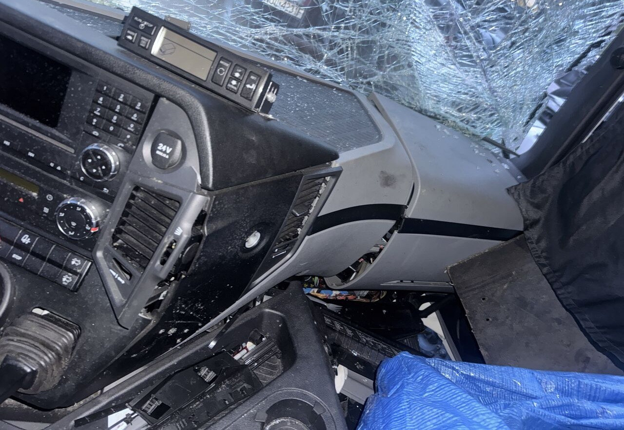 Cena dotyczy Kompletnej deski z instalacją (bez modułów elektronicznych) Mechanizm Wycieraczek Kolumna Kierownicza Podszybie Mercedes-Benz Actros MP 4 Antos Arocs - Komandna tabla za Kamion: slika 3 Cena dotyczy Kompletnej deski z instalacją (bez modułów elektronicznych) Mechanizm Wycieraczek Kolumna Kierownicza Podszybie Mercedes-Benz Actros MP 4 Antos Arocs - Komandna tabla za Kamion: slika 3