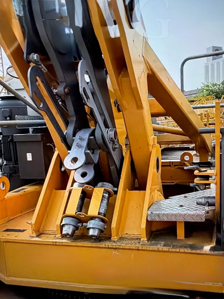 Liebherr 250EC-B12 Litronic - Toranjski kran: slika 1 Liebherr 250EC-B12 Litronic - Toranjski kran: slika 1