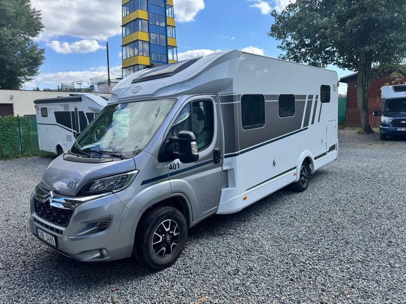 CARADO T447 PRO+ , camera, radio, awning, bike holder, LPG, ALU - Poluintegrisani kamper: slika 2 CARADO T447 PRO+ , camera, radio, awning, bike holder, LPG, ALU - Poluintegrisani kamper: slika 2