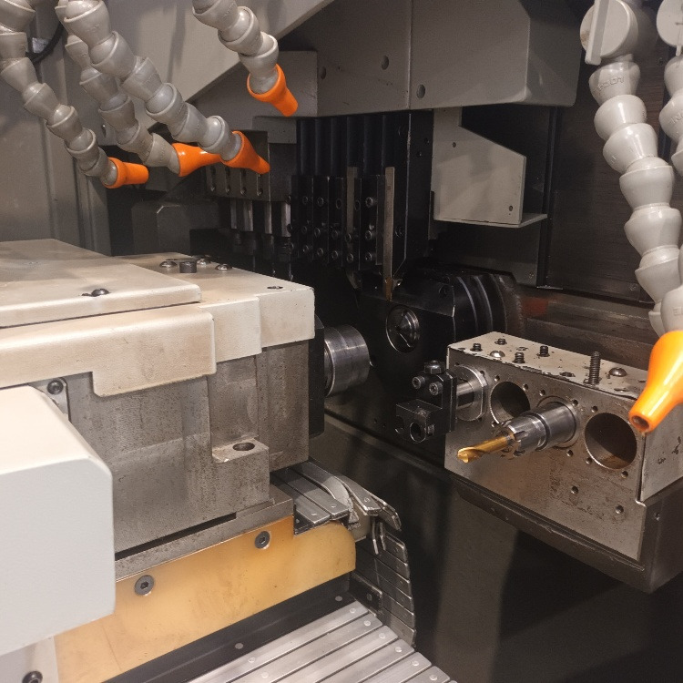 Tornio a fantina mobile a 5 assi Cnc Hanwha XD-20H - Strug za metal: slika 2 Tornio a fantina mobile a 5 assi Cnc Hanwha XD-20H - Strug za metal: slika 2