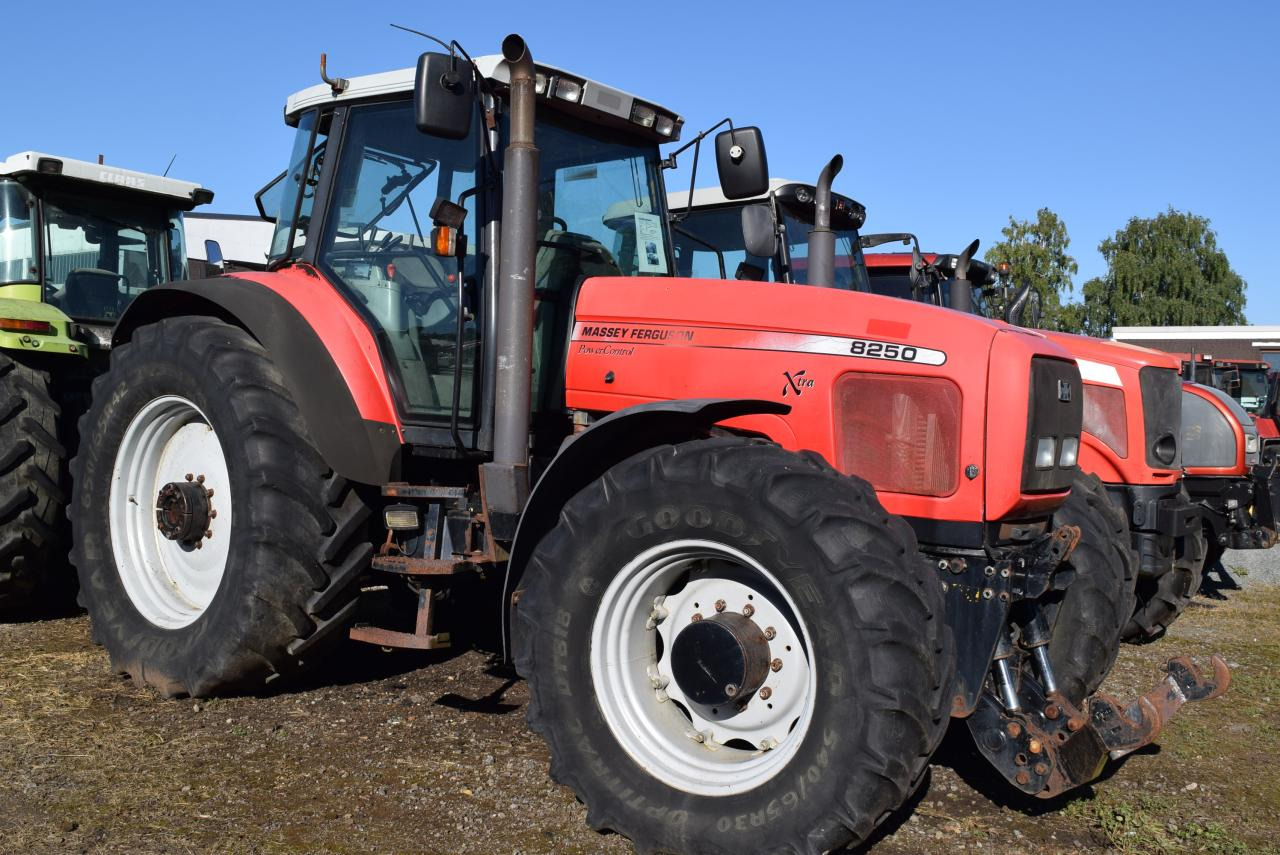 Massey Ferguson MF 8250 - Traktor: slika 1 Massey Ferguson MF 8250 - Traktor: slika 1