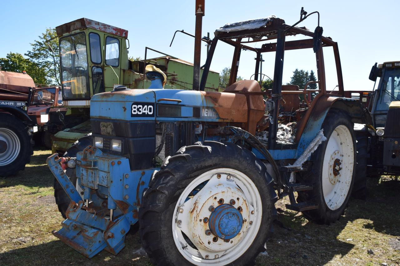 New Holland 8340 *zur Teileverwertung* - Traktor: slika 2 New Holland 8340 *zur Teileverwertung* - Traktor: slika 2