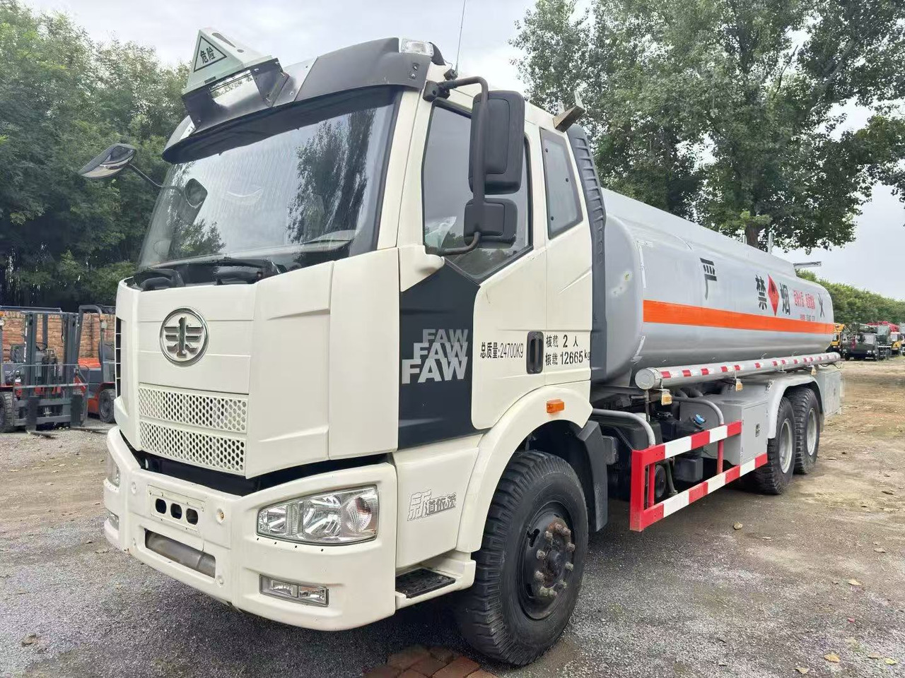 FAW tanker truck - Kamion cisterna: slika 1 FAW tanker truck - Kamion cisterna: slika 1