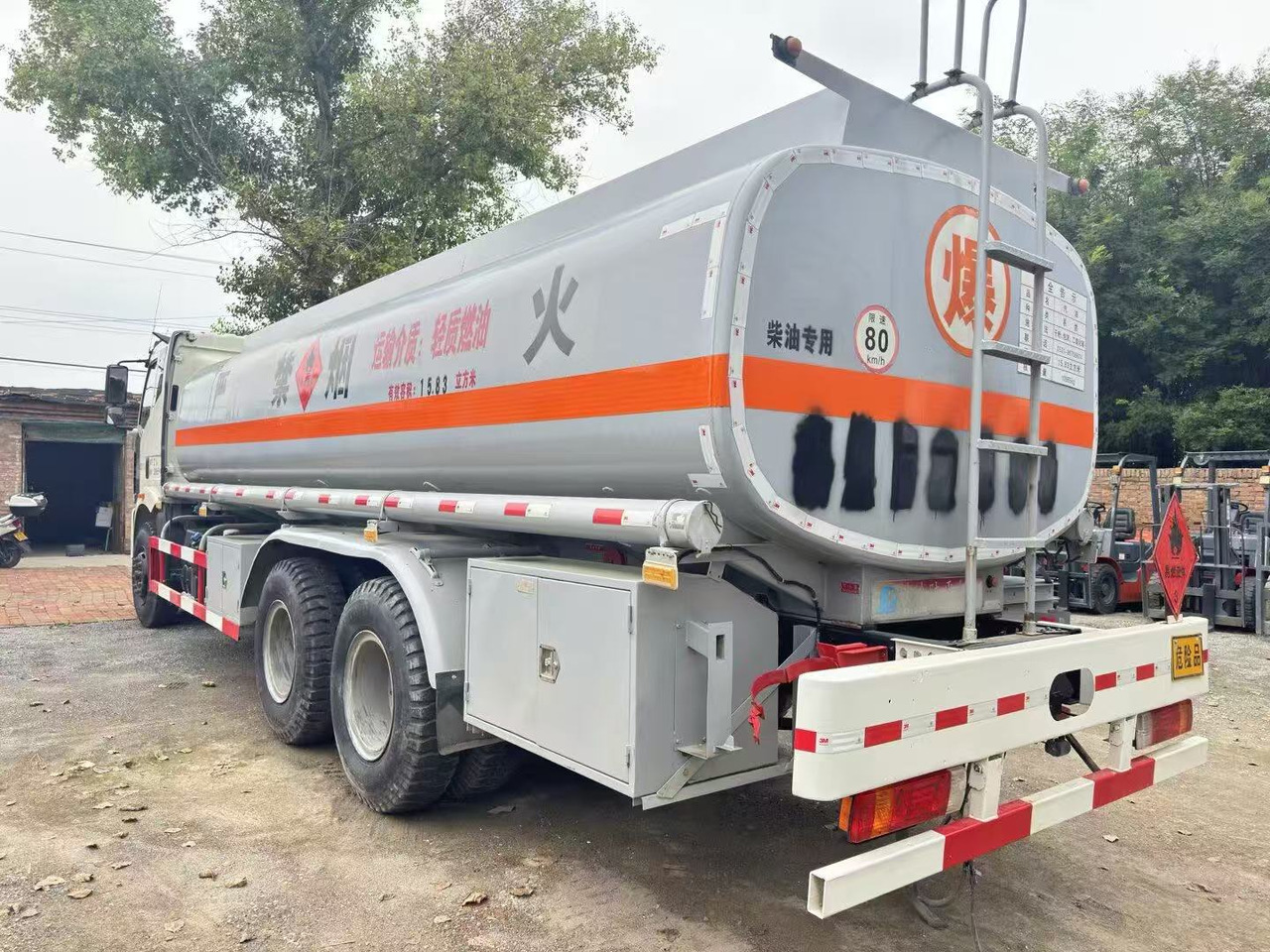 FAW tanker truck - Kamion cisterna: slika 2 FAW tanker truck - Kamion cisterna: slika 2
