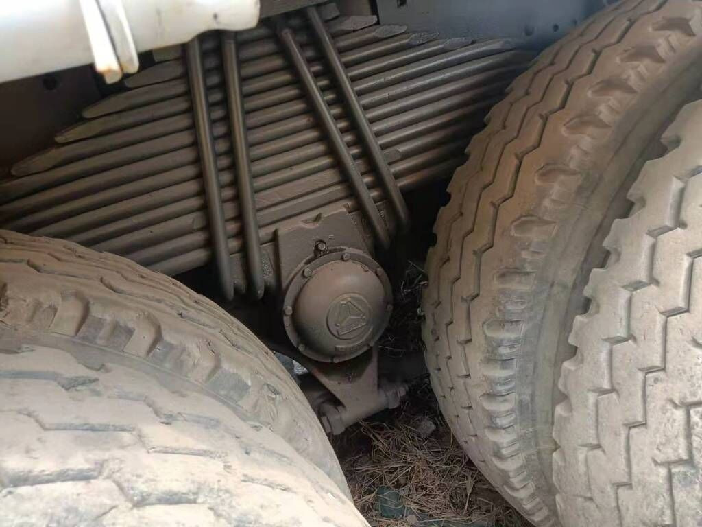 Howo ZZ3257N3647D1 - Kamion sa tovarnim sandukom: slika 1 Howo ZZ3257N3647D1 - Kamion sa tovarnim sandukom: slika 1
