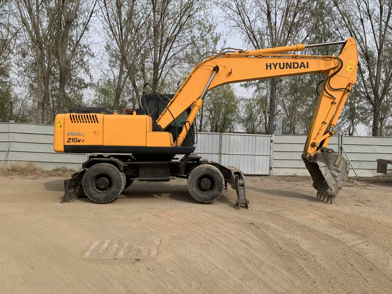 Hyundai R210W-7 - Bager točkaš: slika 2 Hyundai R210W-7 - Bager točkaš: slika 2