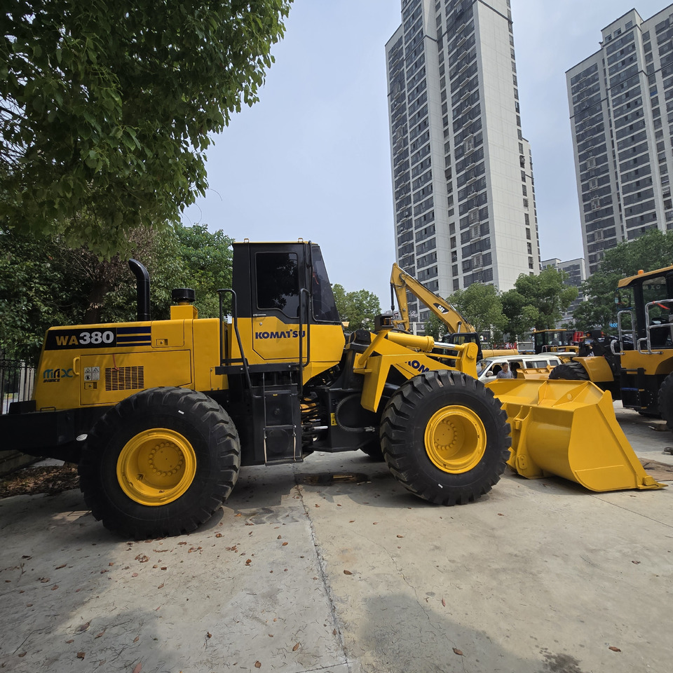 Komatsu WA380 - Utovarivač točkaš: slika 1 Komatsu WA380 - Utovarivač točkaš: slika 1