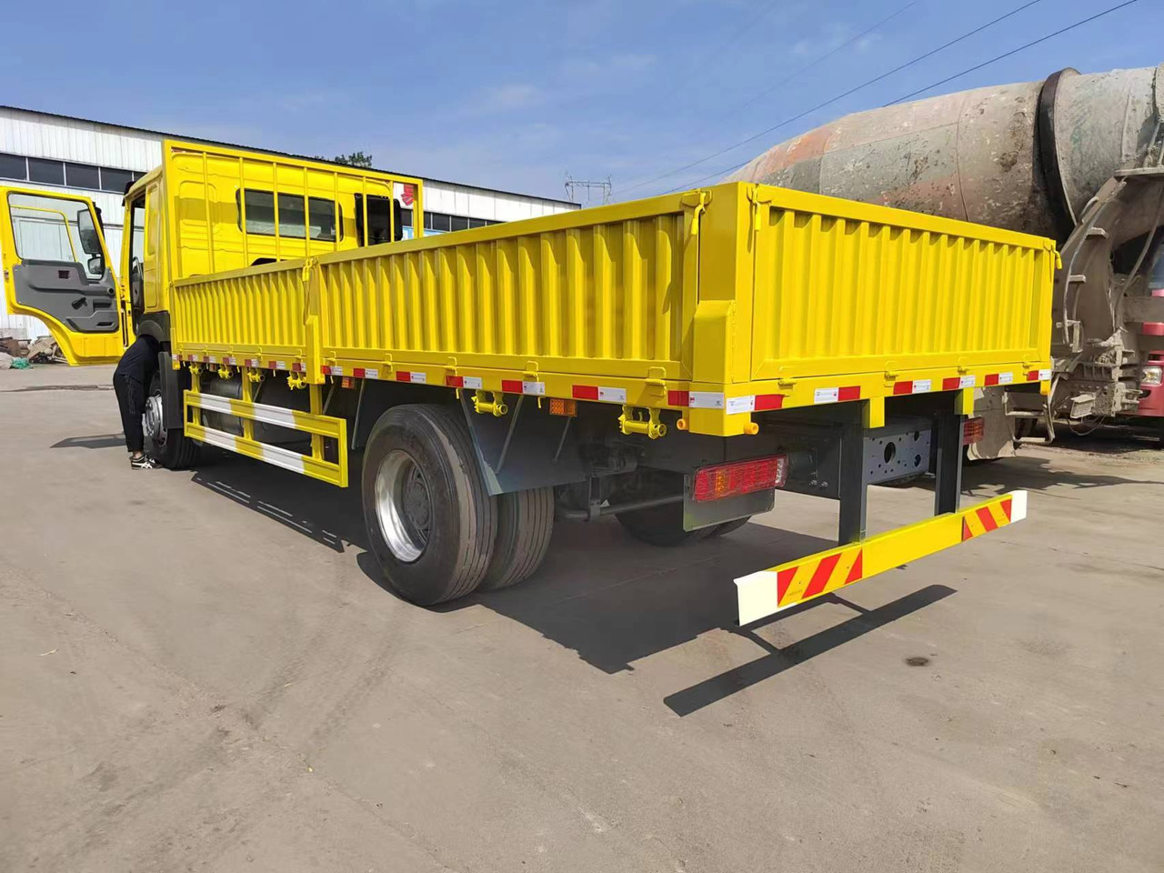 SINOTRUK HOWO 4x2 cargo truck - Istovarivač: slika 4 SINOTRUK HOWO 4x2 cargo truck - Istovarivač: slika 4