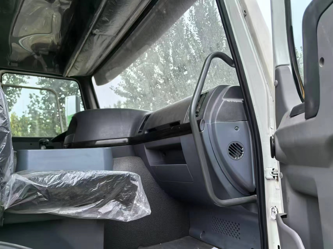 SINOTRUK HOWO 6x4 - Hladnjača: slika 5 SINOTRUK HOWO 6x4 - Hladnjača: slika 5