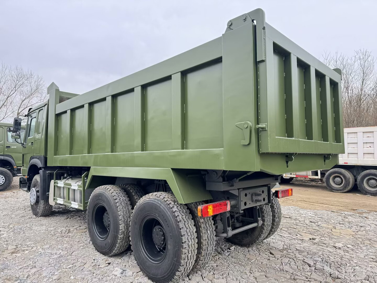 SINOTRUK HOWO 6x4 - Istovarivač: slika 2 SINOTRUK HOWO 6x4 - Istovarivač: slika 2