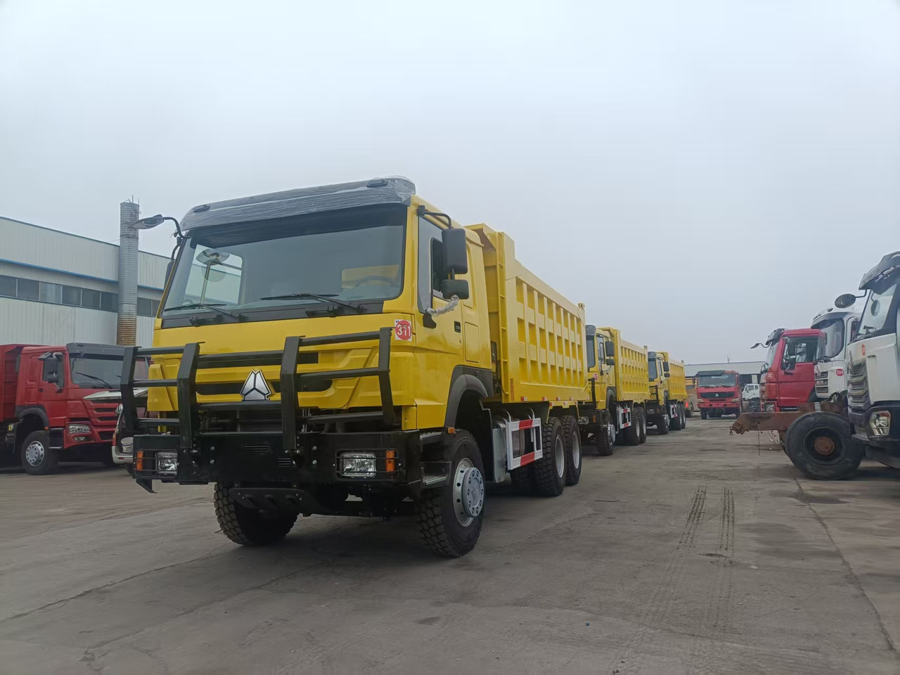 SINOTRUK HOWO 6x4 - Istovarivač: slika 4 SINOTRUK HOWO 6x4 - Istovarivač: slika 4
