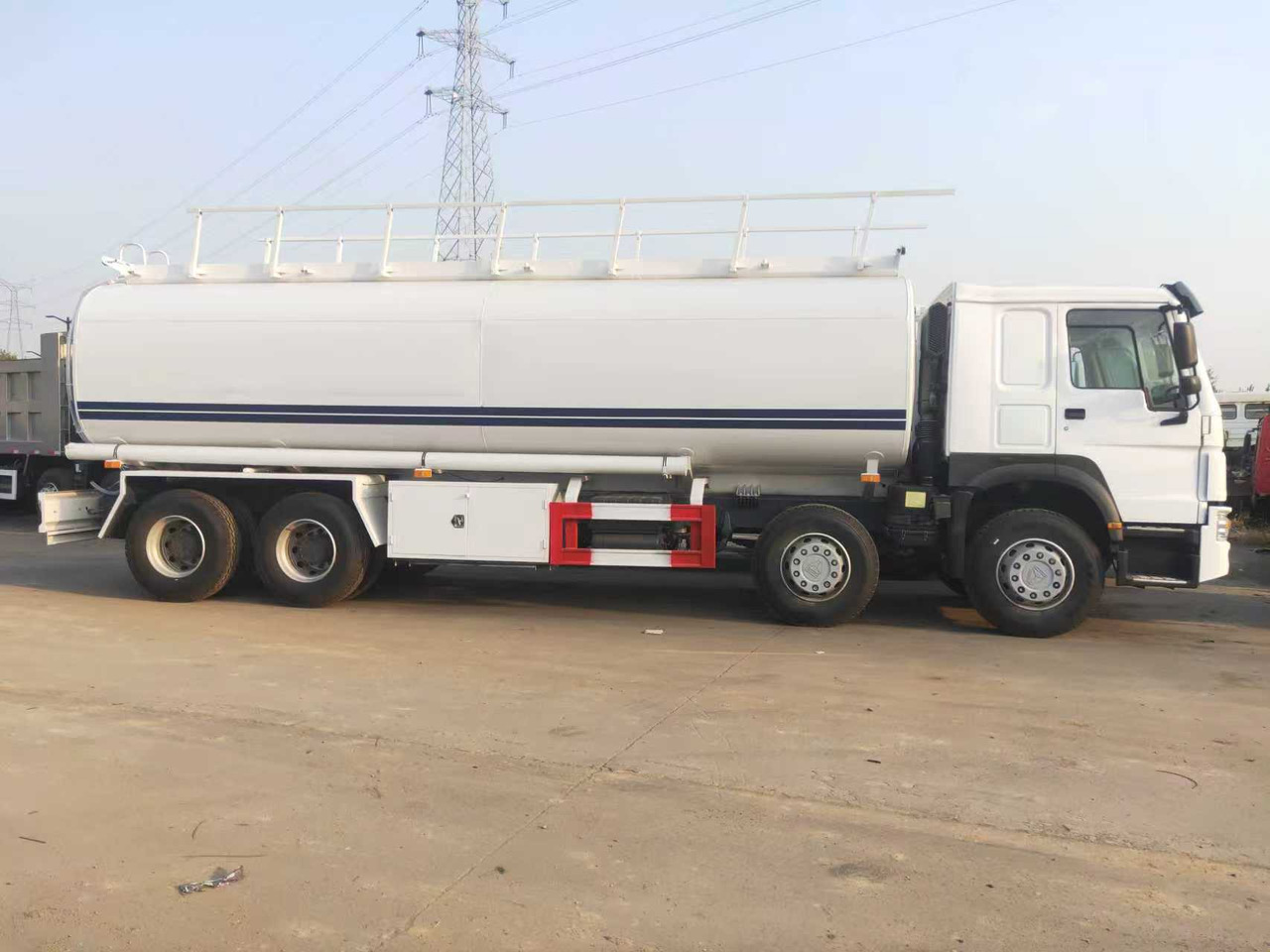 Kamion cisterna SINOTRUK HOWO Fuel Tank: slika 8