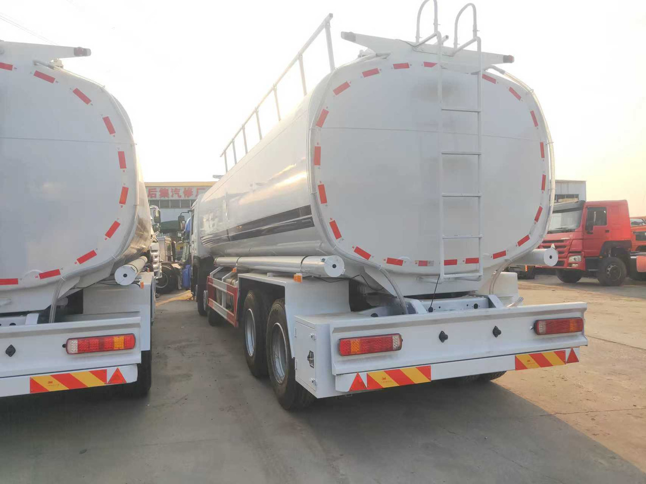 Kamion cisterna SINOTRUK HOWO Fuel Tank: slika 6