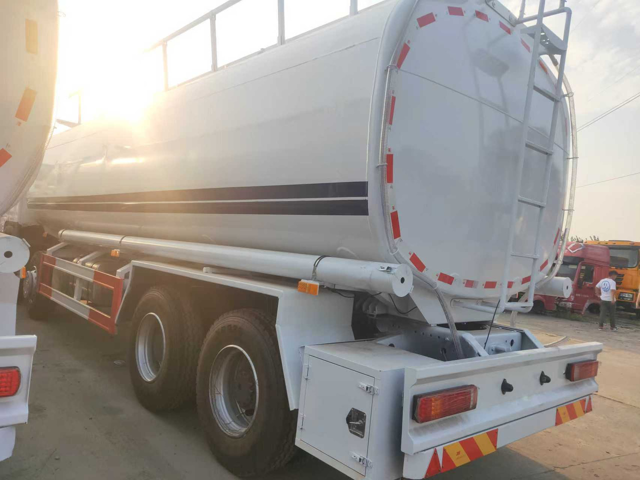 Kamion cisterna SINOTRUK HOWO Fuel Tank: slika 11