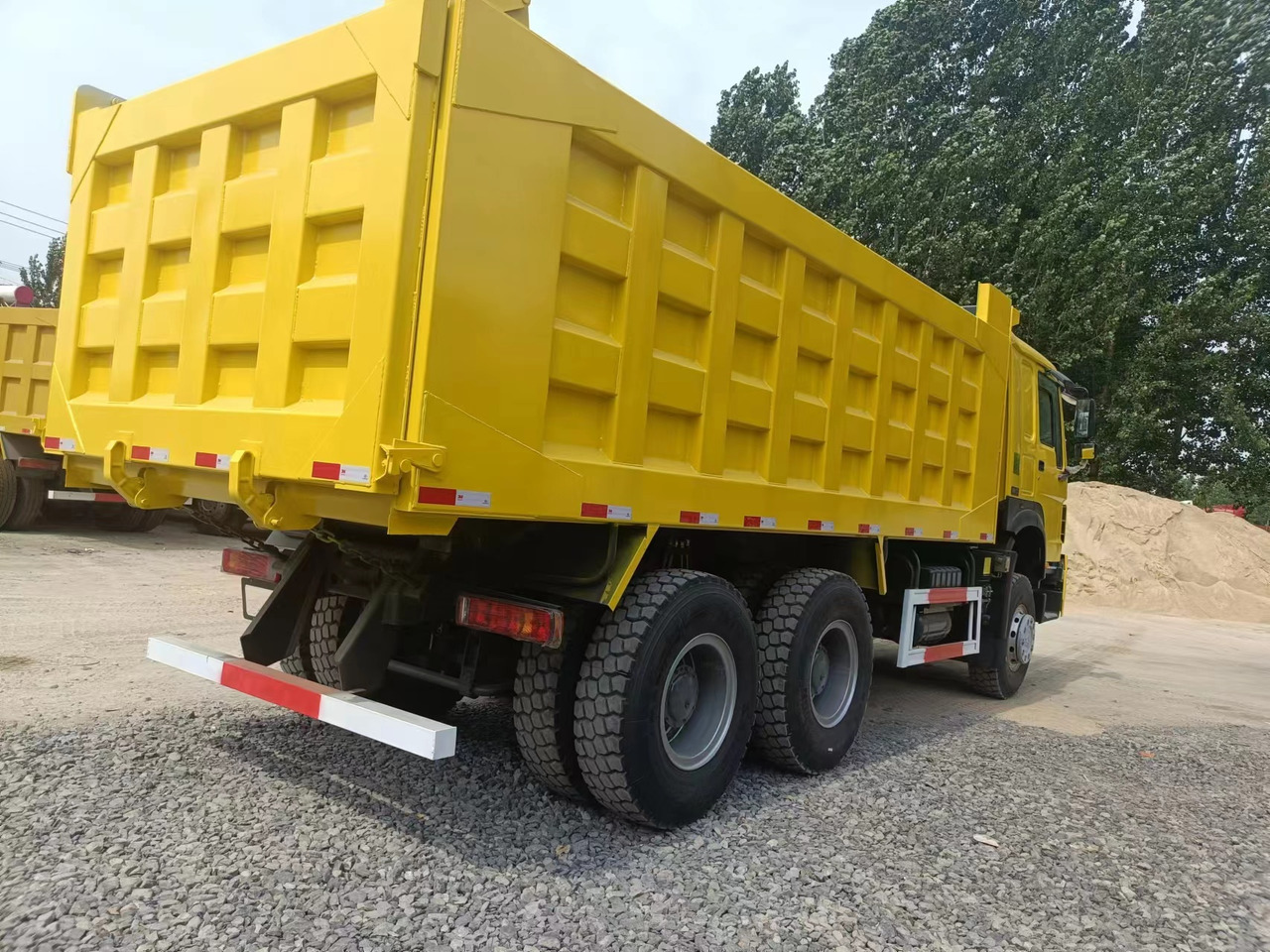 SINOTRUK HOWO - Istovarivač: slika 2 SINOTRUK HOWO - Istovarivač: slika 2