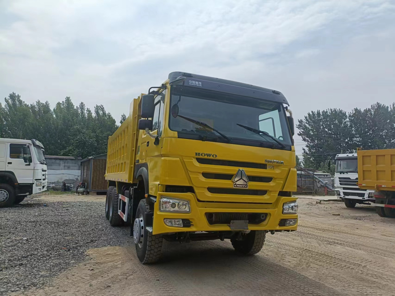 SINOTRUK HOWO - Istovarivač: slika 1 SINOTRUK HOWO - Istovarivač: slika 1