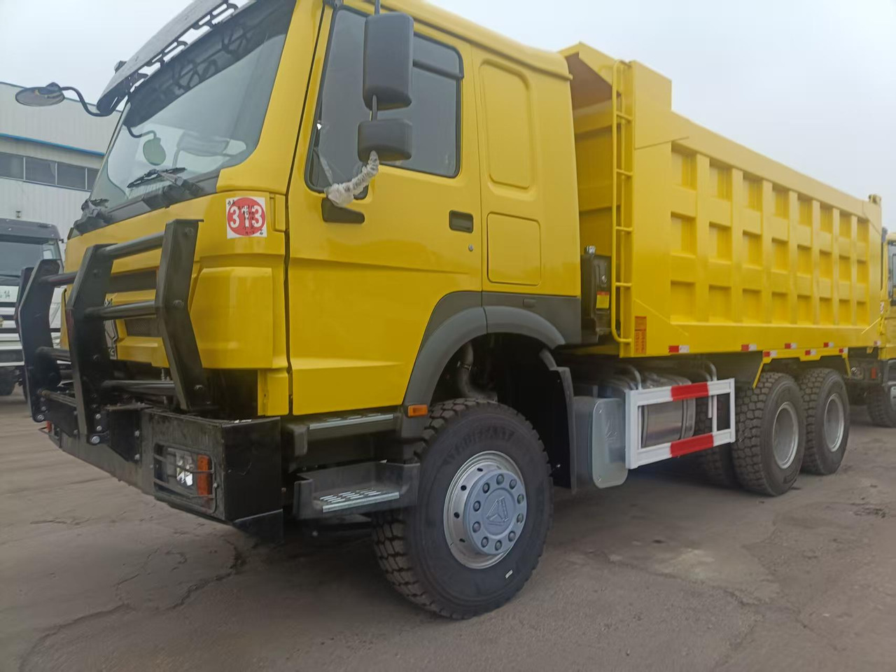 SINOTRUK HOWO - Istovarivač: slika 2 SINOTRUK HOWO - Istovarivač: slika 2