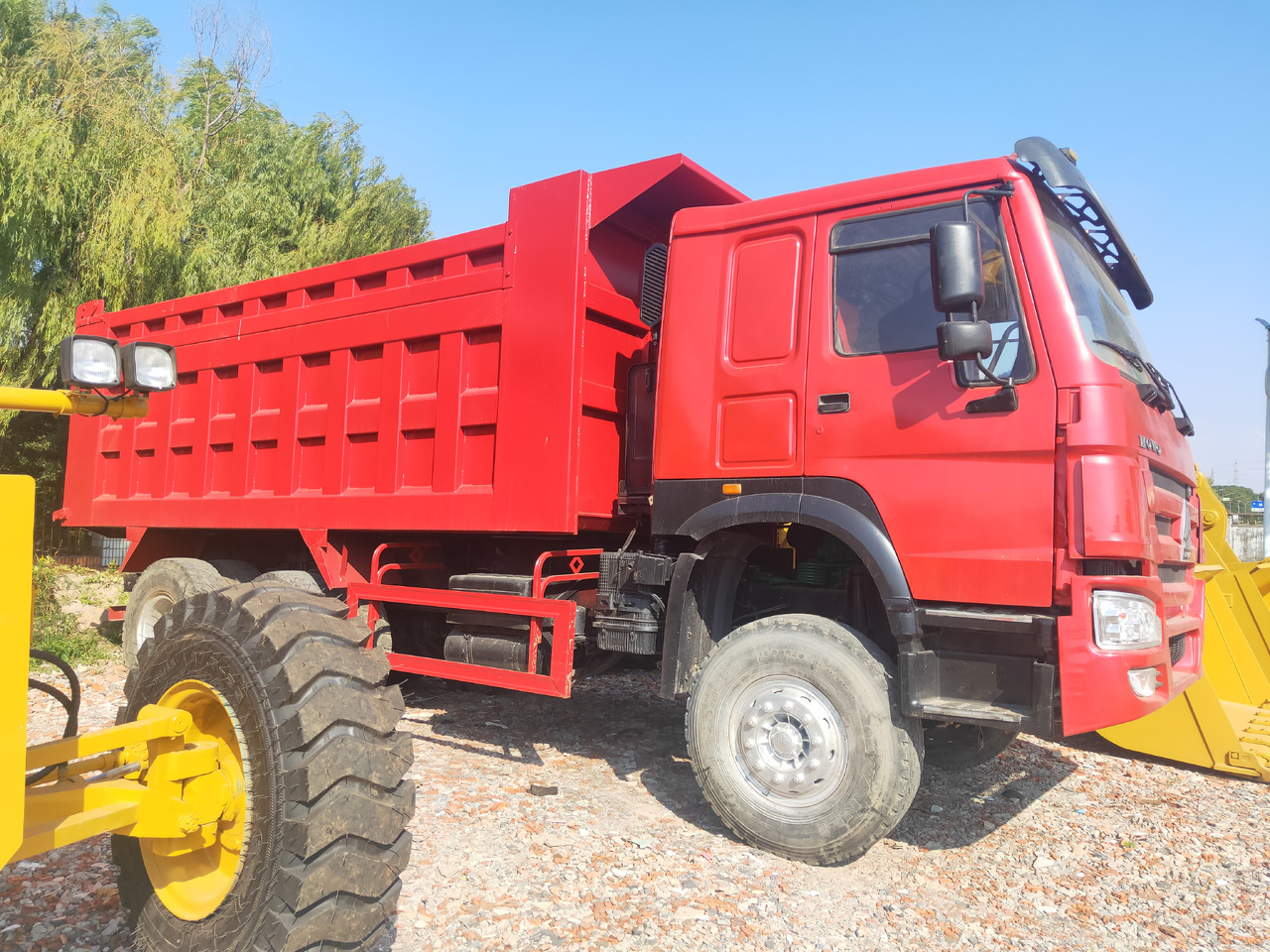 SINOTRUK HOWO - Istovarivač: slika 1 SINOTRUK HOWO - Istovarivač: slika 1