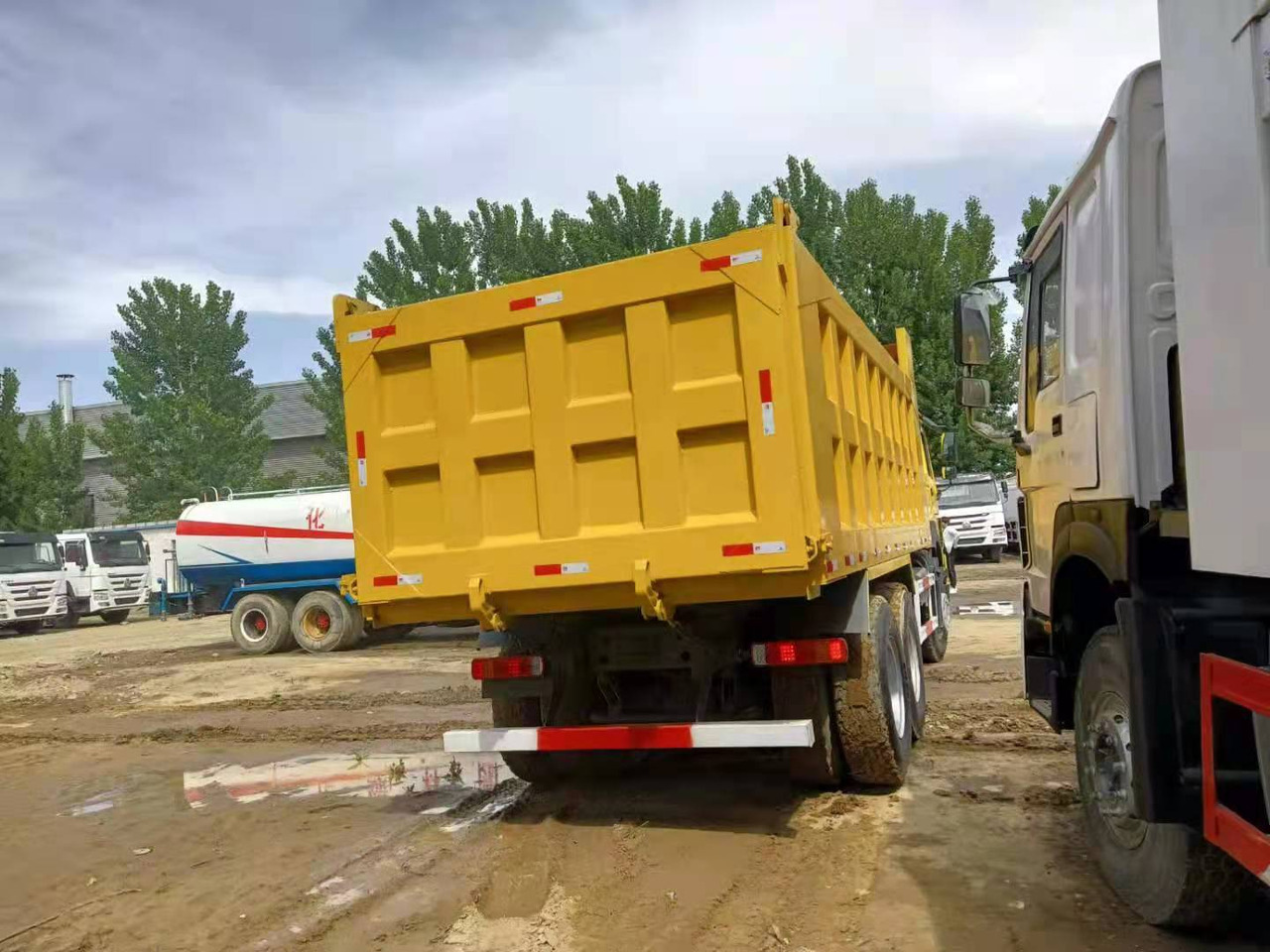SINOTRUK HOWO - Istovarivač: slika 5 SINOTRUK HOWO - Istovarivač: slika 5