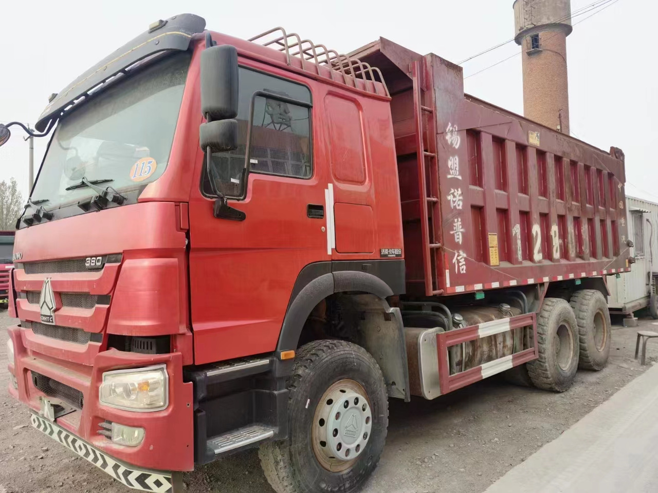 SINOTRUK HOWO - Istovarivač: slika 1 SINOTRUK HOWO - Istovarivač: slika 1
