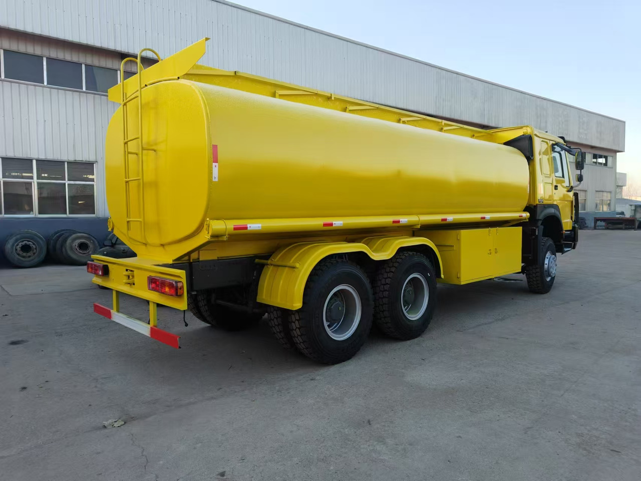 SINOTRUK HOWO - Kamion cisterna: slika 3 SINOTRUK HOWO - Kamion cisterna: slika 3