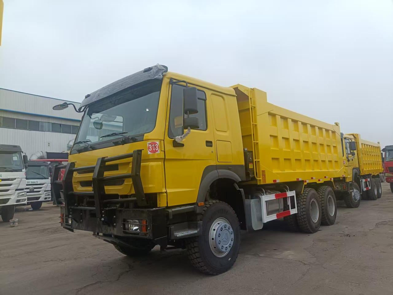 SINOTRUK HOWO - Istovarivač: slika 1 SINOTRUK HOWO - Istovarivač: slika 1