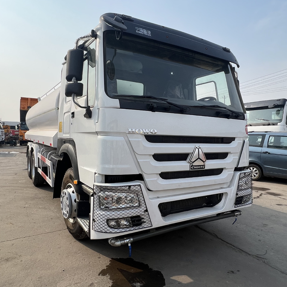 SINOTRUK HOWO sprinkler - Kamion cisterna: slika 1 SINOTRUK HOWO sprinkler - Kamion cisterna: slika 1