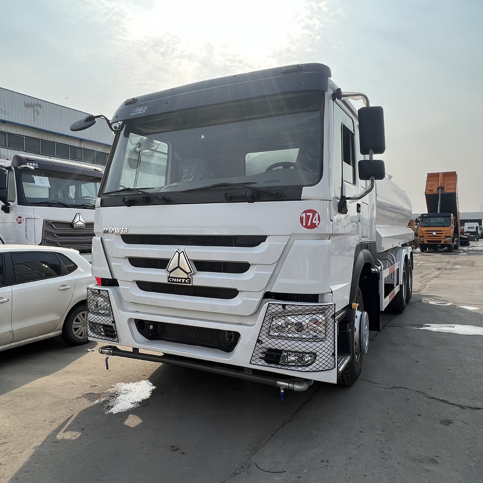 SINOTRUK HOWO sprinkler - Kamion cisterna: slika 2 SINOTRUK HOWO sprinkler - Kamion cisterna: slika 2